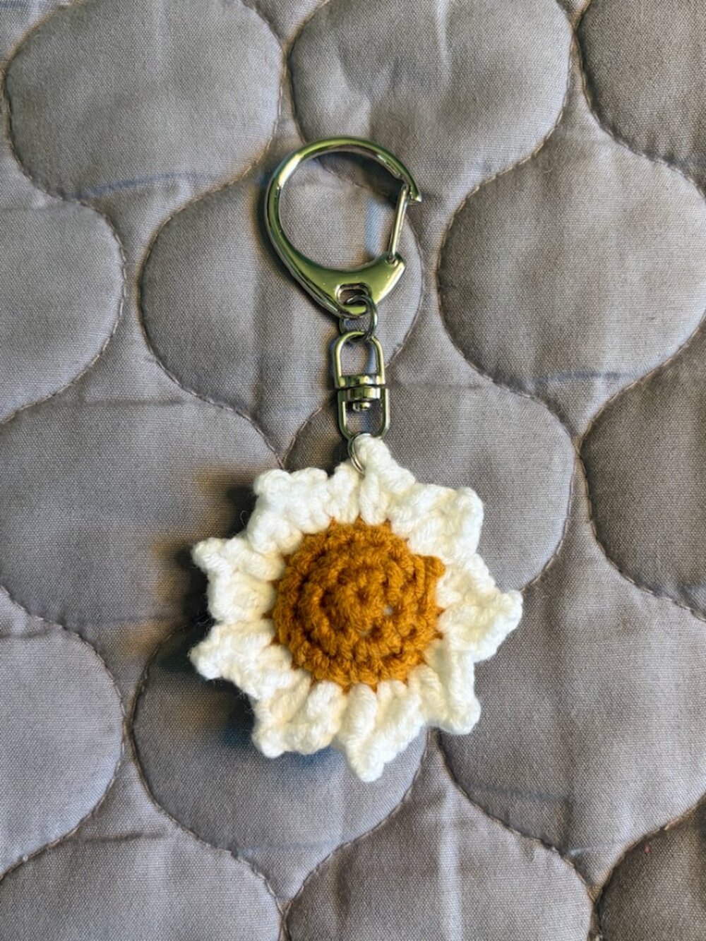 White Daisy Keychain